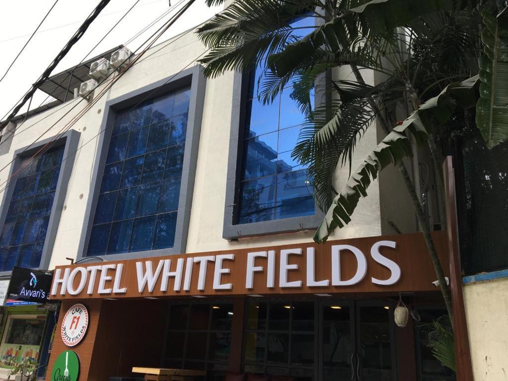 Hotel White Fields Hitec City, Haiderabad Buitenkant foto