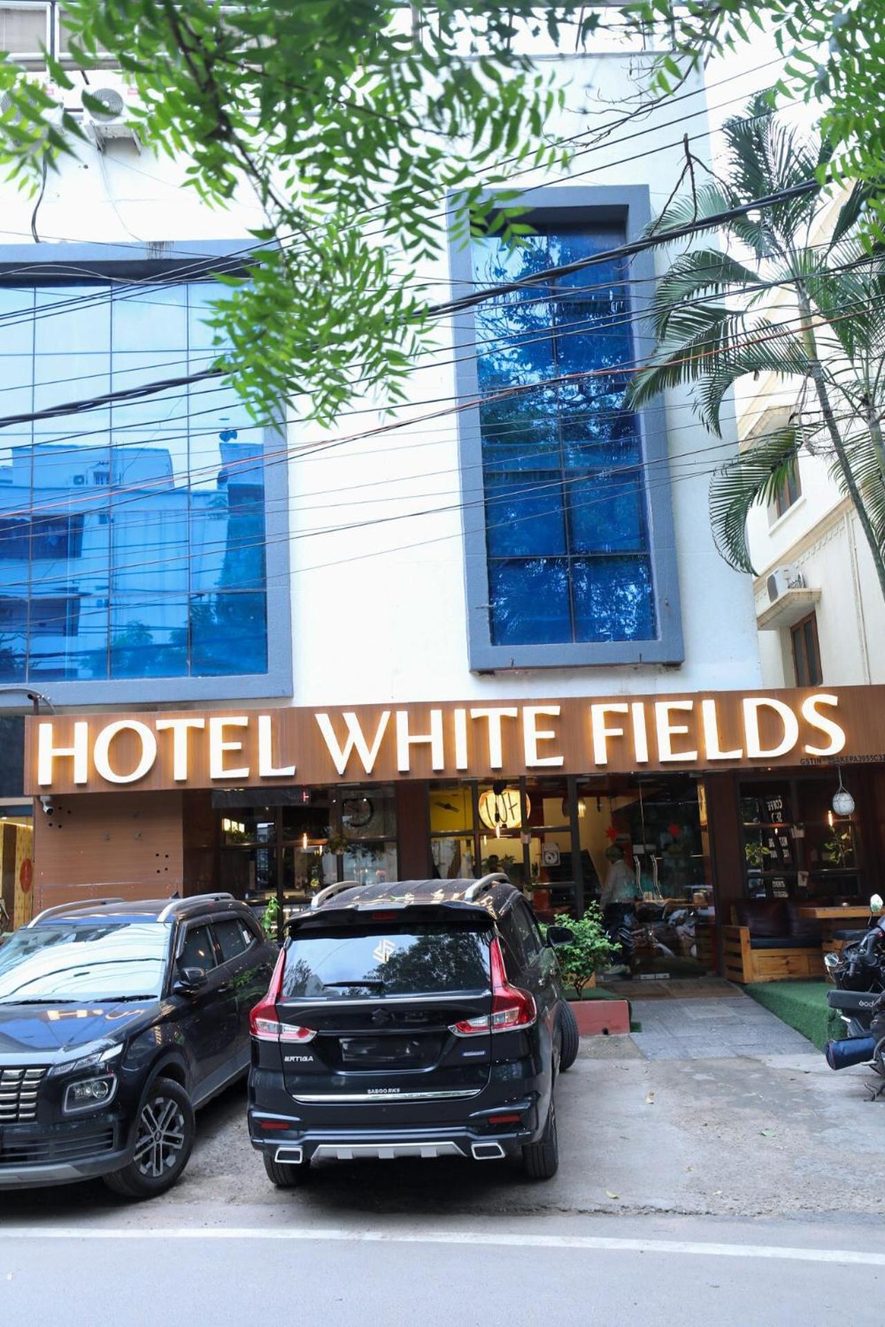 Hotel White Fields Hitec City, Haiderabad Buitenkant foto