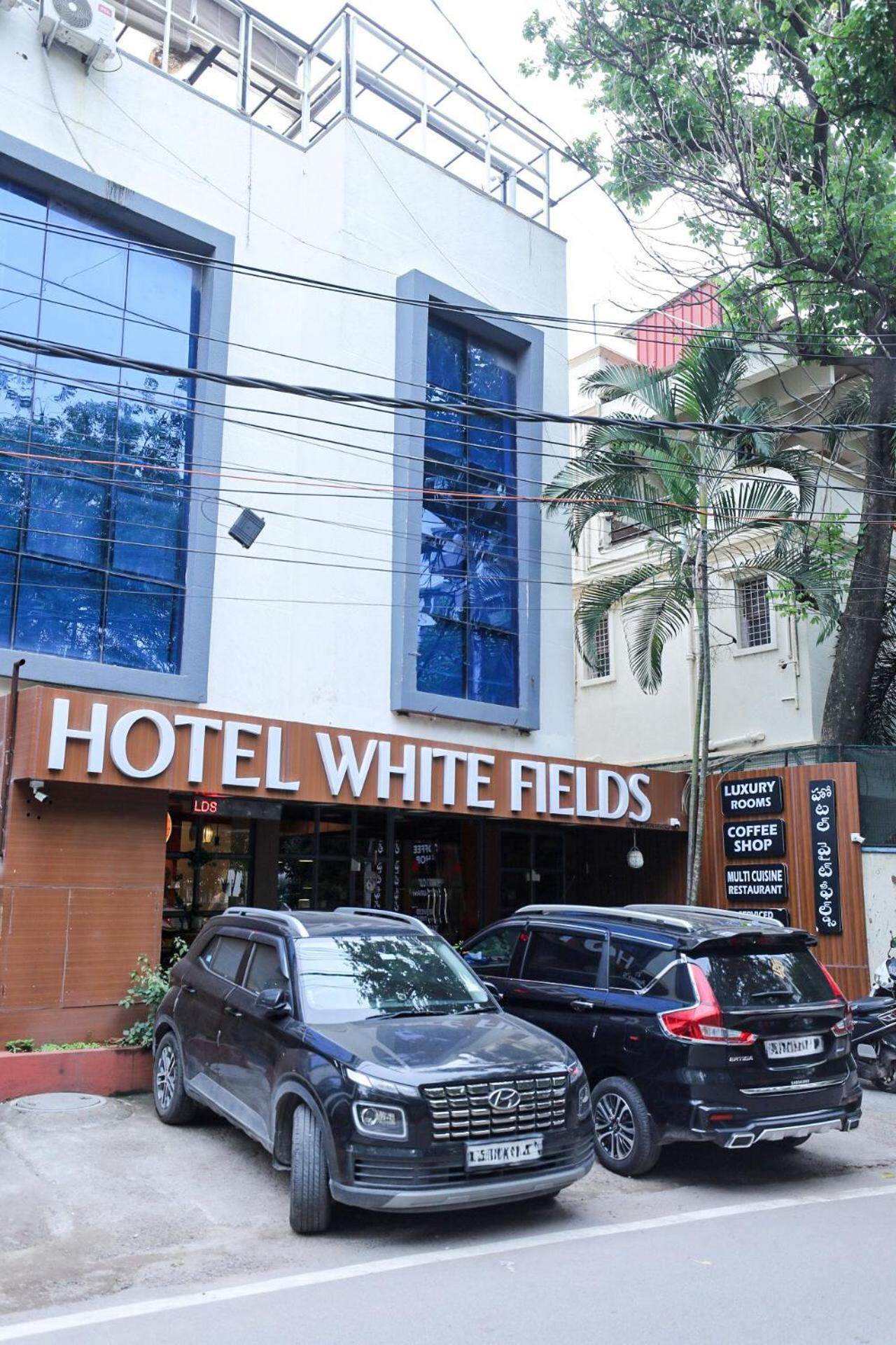 Hotel White Fields Hitec City, Haiderabad Buitenkant foto