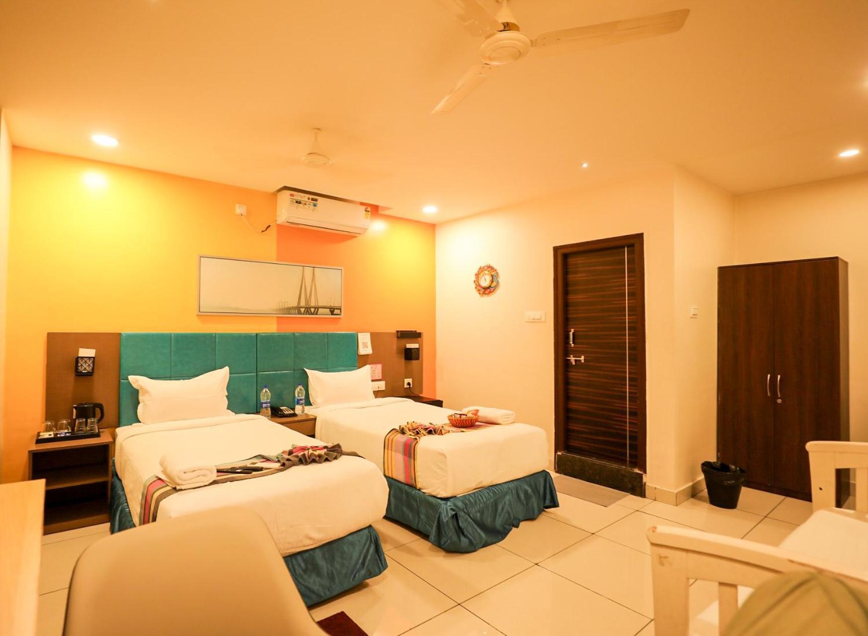 Hotel White Fields Hitec City, Haiderabad Buitenkant foto