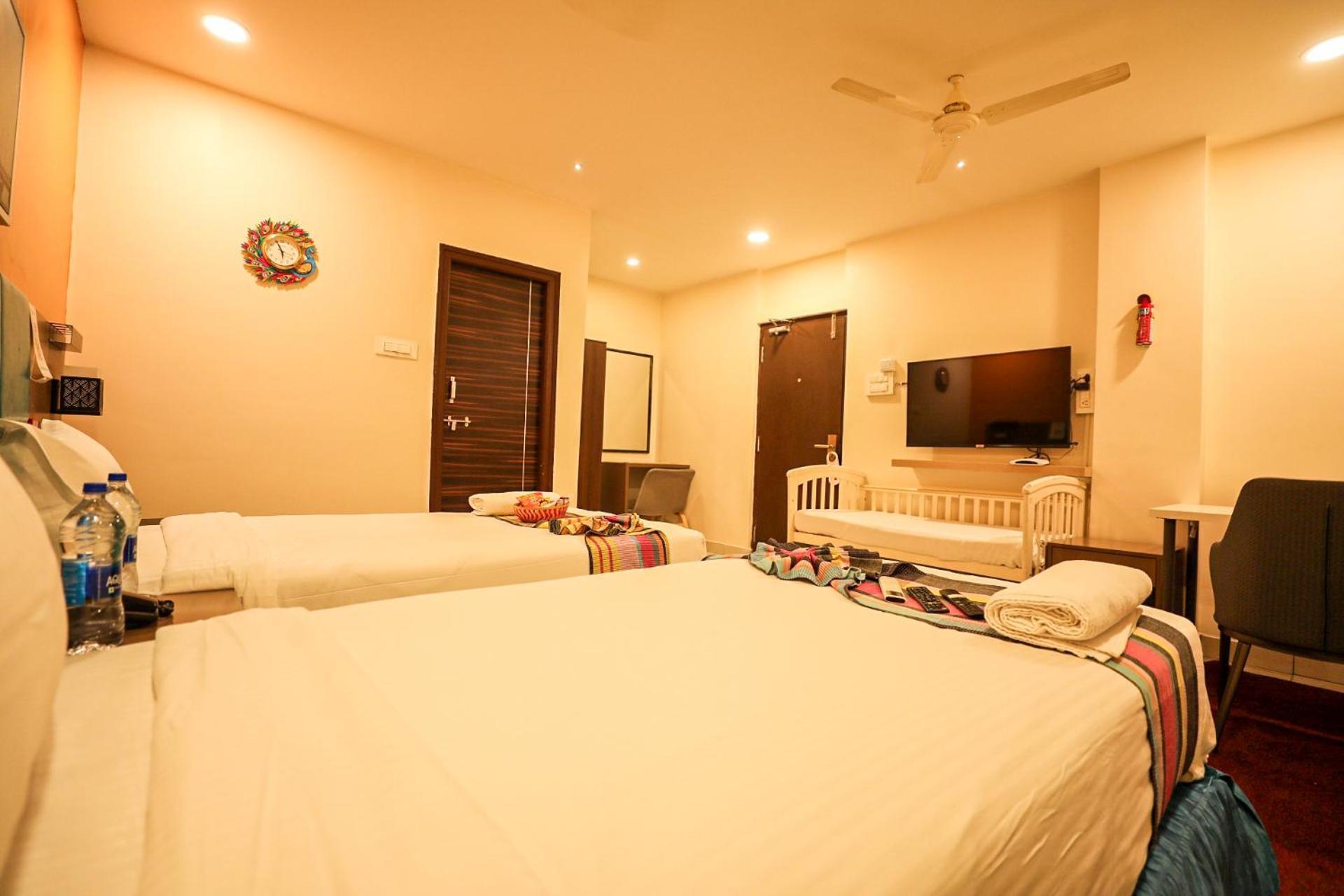 Hotel White Fields Hitec City, Haiderabad Buitenkant foto