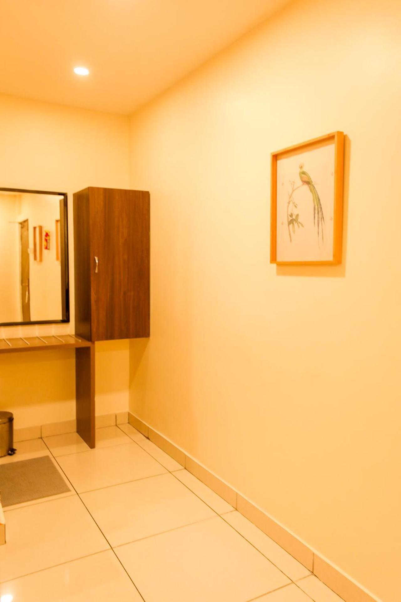 Hotel White Fields Hitec City, Haiderabad Buitenkant foto