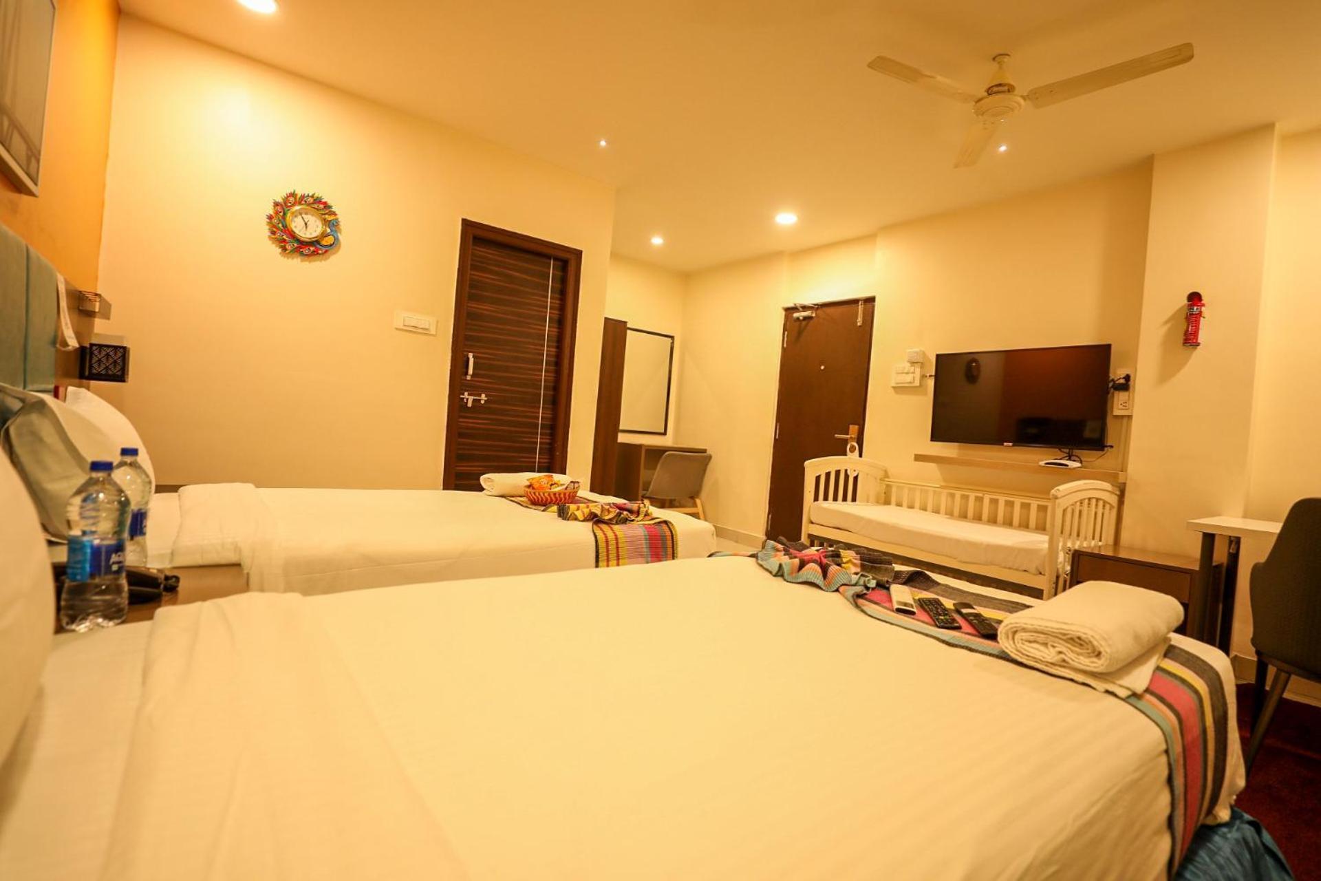 Hotel White Fields Hitec City, Haiderabad Buitenkant foto